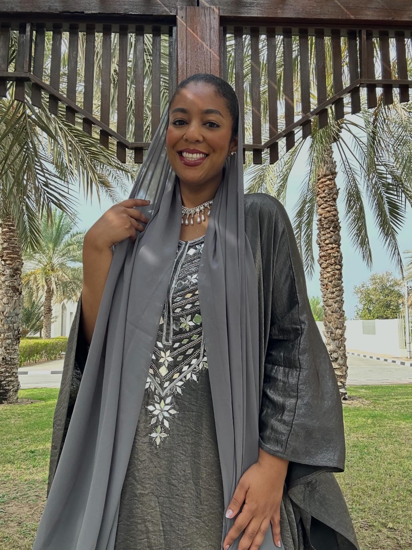 Asma in grey under the palms